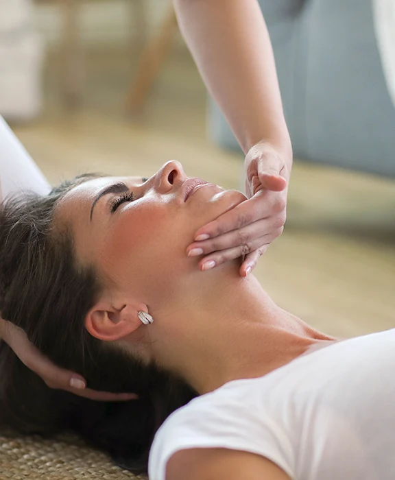 Behandlungen von Kopf- & Kierferbeschwerden (Craniomandibuläre Dysfunktion)bei einer Frau durch Lucrezia Blatzheim als Physiotherapeutin in der Praxis in Bonn.